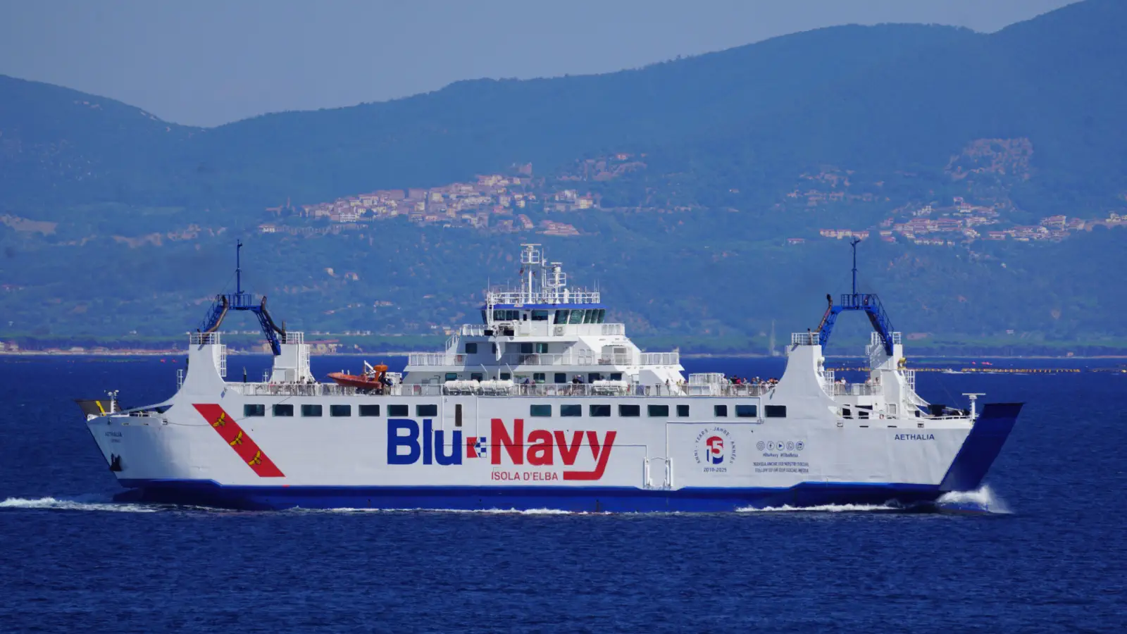 Færgen Aethalia fra Blu Navy sejler mellem Piombino og Portoferraio til øen Elba.