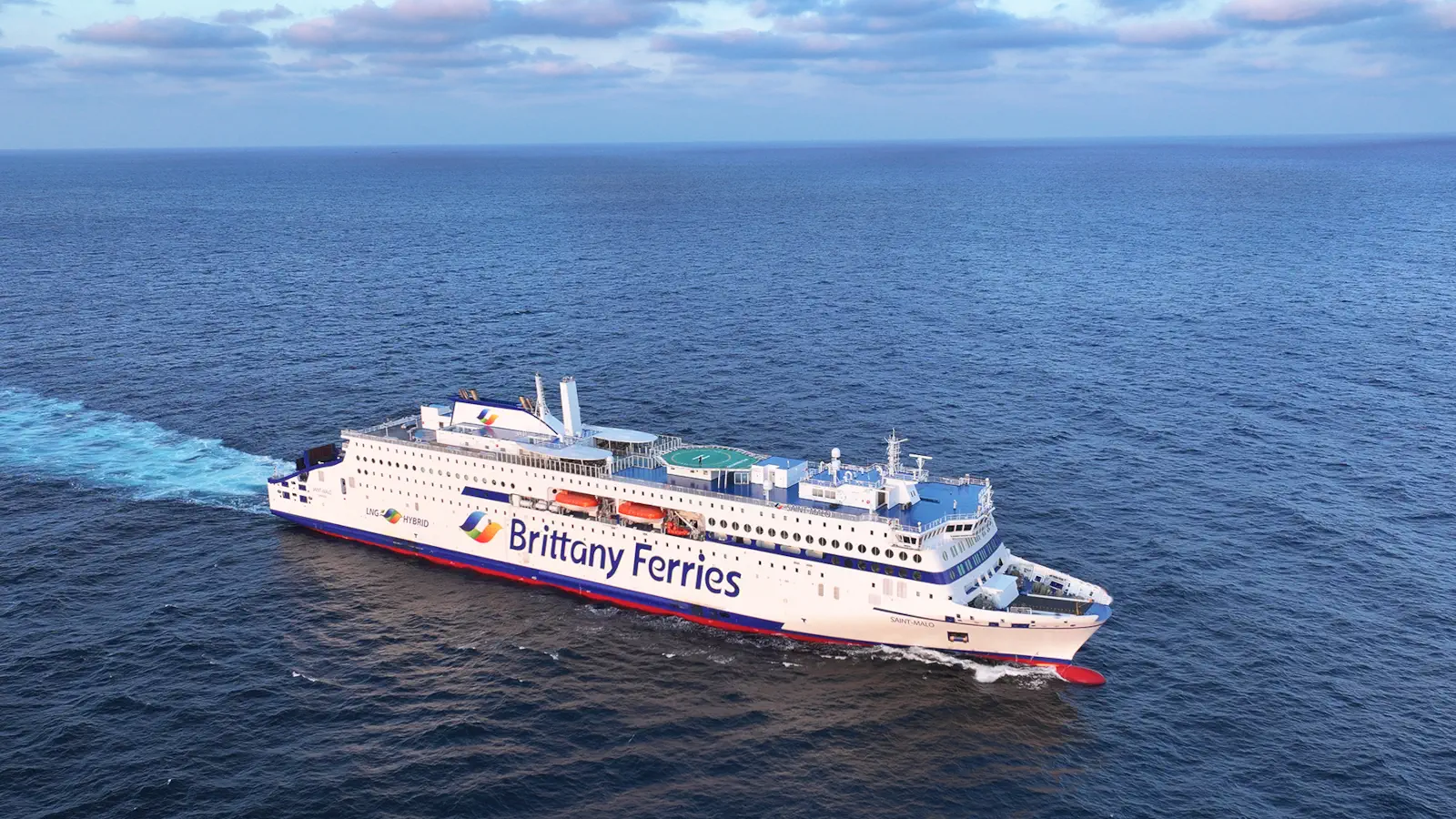 Brittany Ferries' nye hybridfærge Saint-Malo til søs.