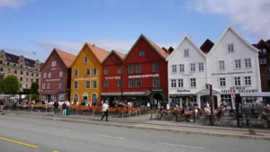 Bjerge Bryggen i Bergen er et historisk havnekvarter med farverige træhuse, som er på UNESCO's verdensarvsliste og kendt for sin hanseatiske historie.
