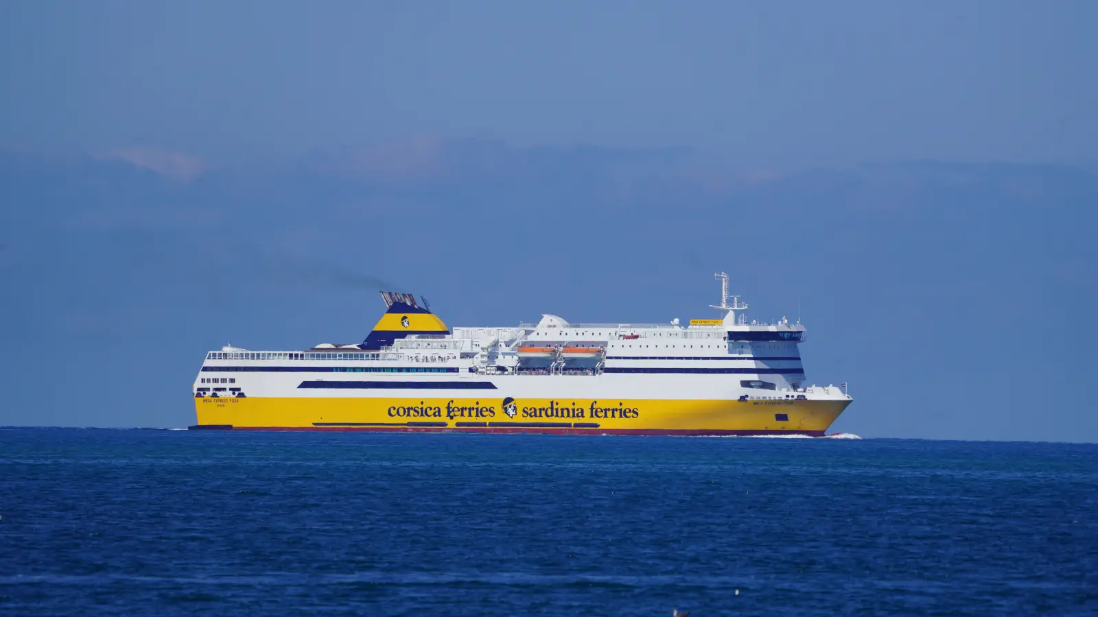 Færgen Mega Express Four fra Corsica Ferries sejler mellem Savona, Bastia og Livorno.