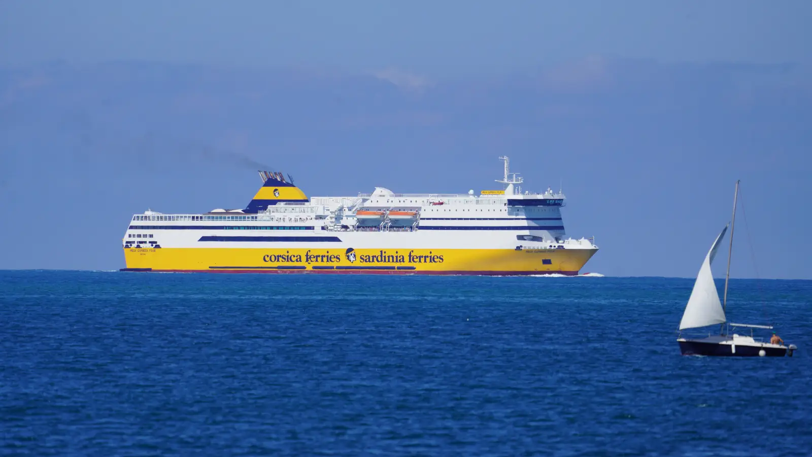 Færgen Mega Express Four fra Corsica Ferries er på vej til Livorno.