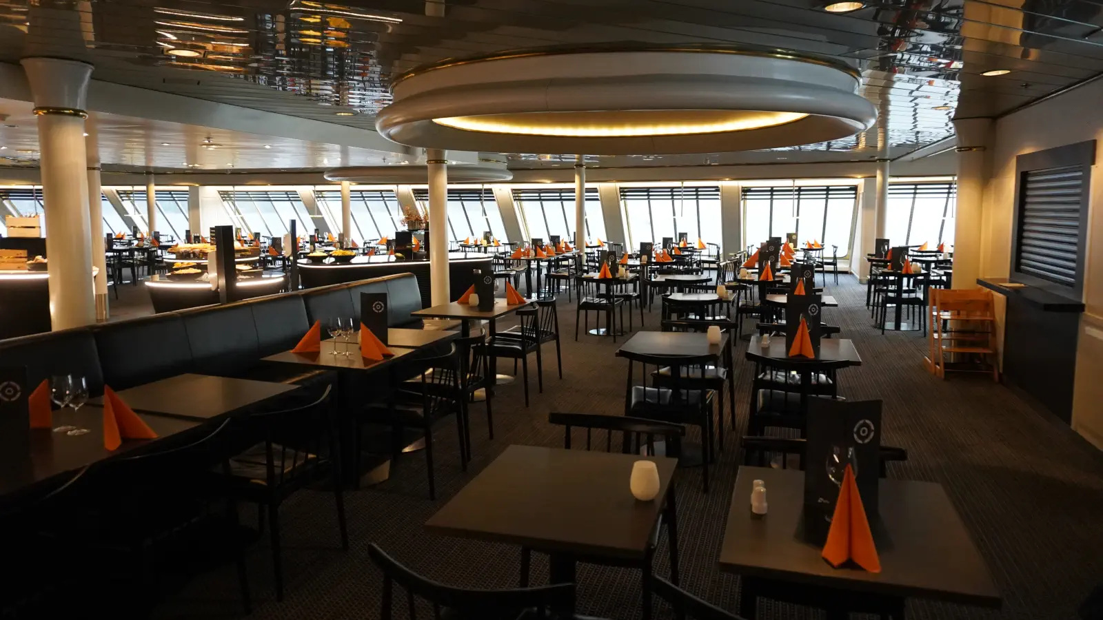Færge Udsigt over buffetrestauranten på DFDS Crown Seaways.