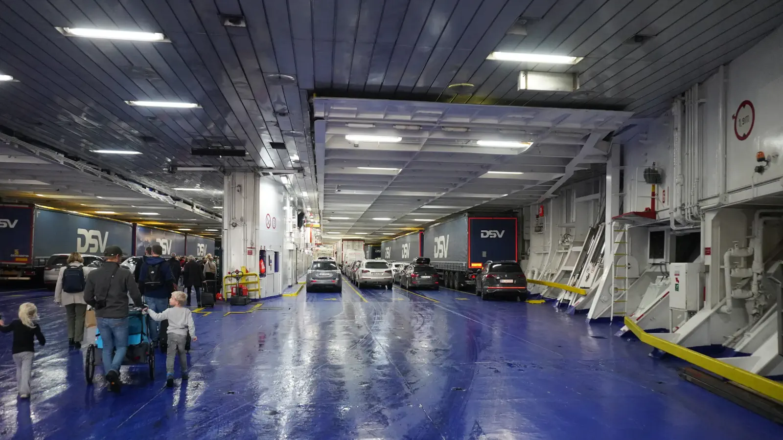 Færge Køretøjsdækket på DFDS-Crown Seaways. Dette er også adgangspunktet for alle fodgængere og cyklister.
