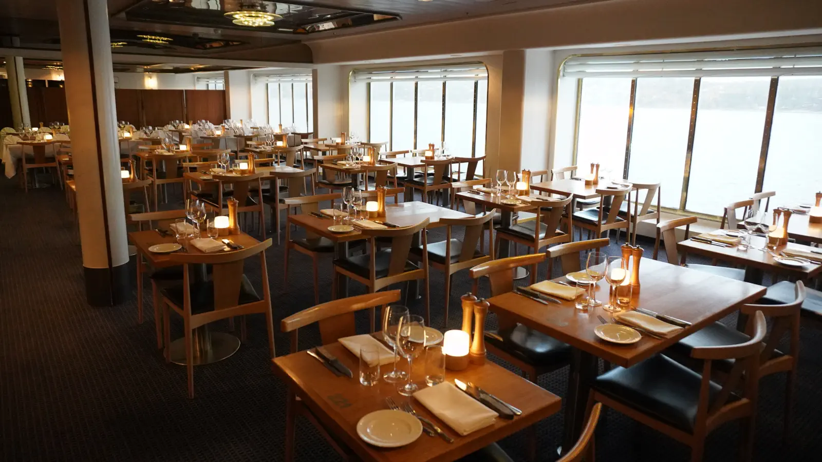 Færge Udsigt til en af restauranterne på DFDS-Crown Seaways på overfarten fra København via Frederikshavn til Oslo.