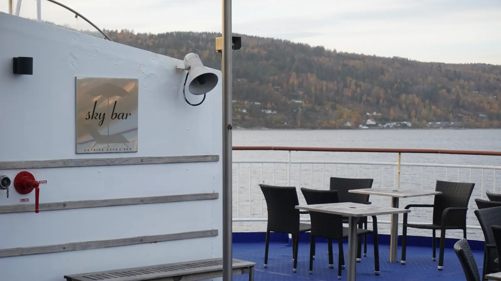 Sky Bar i agterenden af DFDS Crown Seaways. Her kan du slappe af og nyde udsigten til havet.