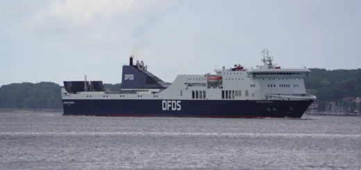 Færge DFDS Seaways ankommer til havnen i Kiel.