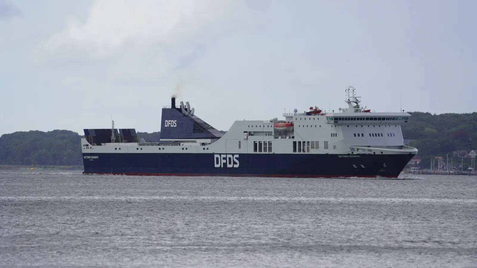 Færge DFDS Seaways ankommer til havnen i Kiel.