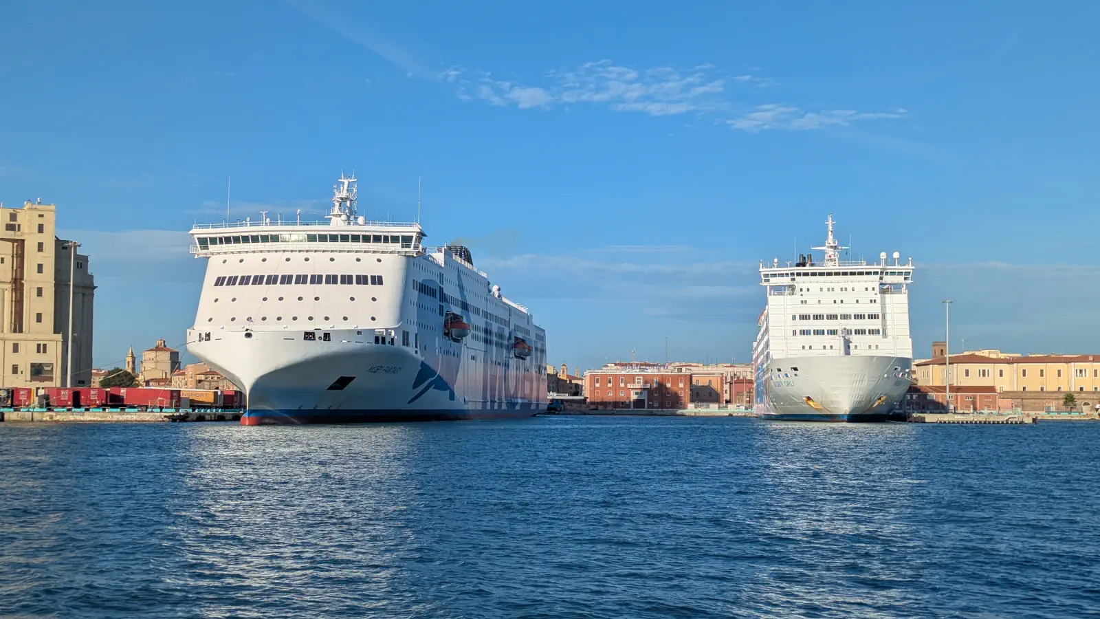 Moby Lines færger Moby Fantasy og Moby Orli i færgehavnen i Livorno.