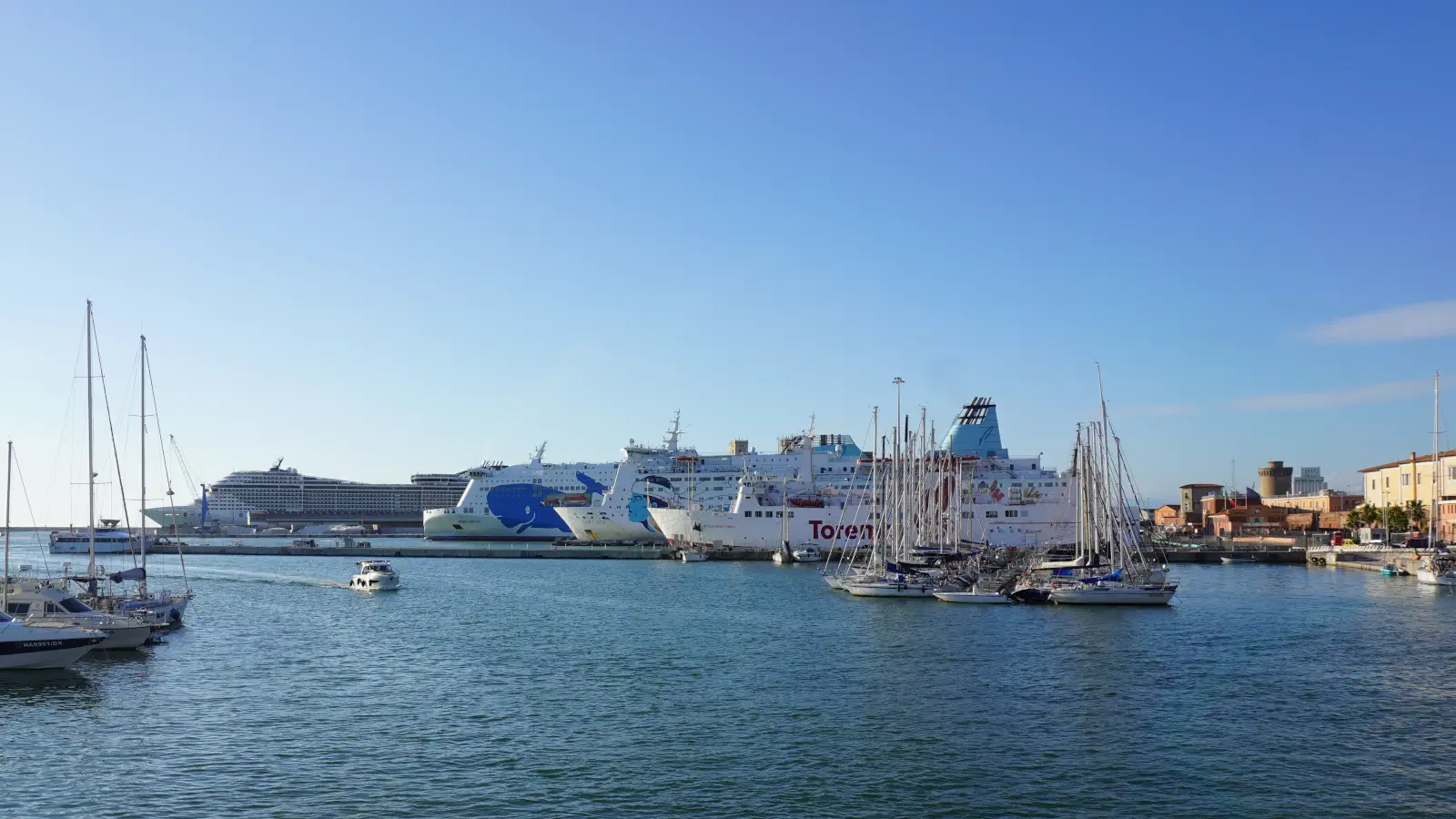 Fähren im Hafen von Livorno. Moby Fantasy, Moby
