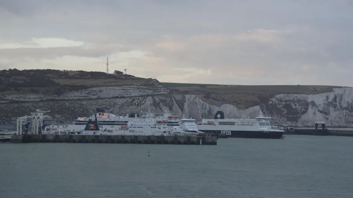 Færger af DFDS og P&O Ferries i færgehavnen i Dover.