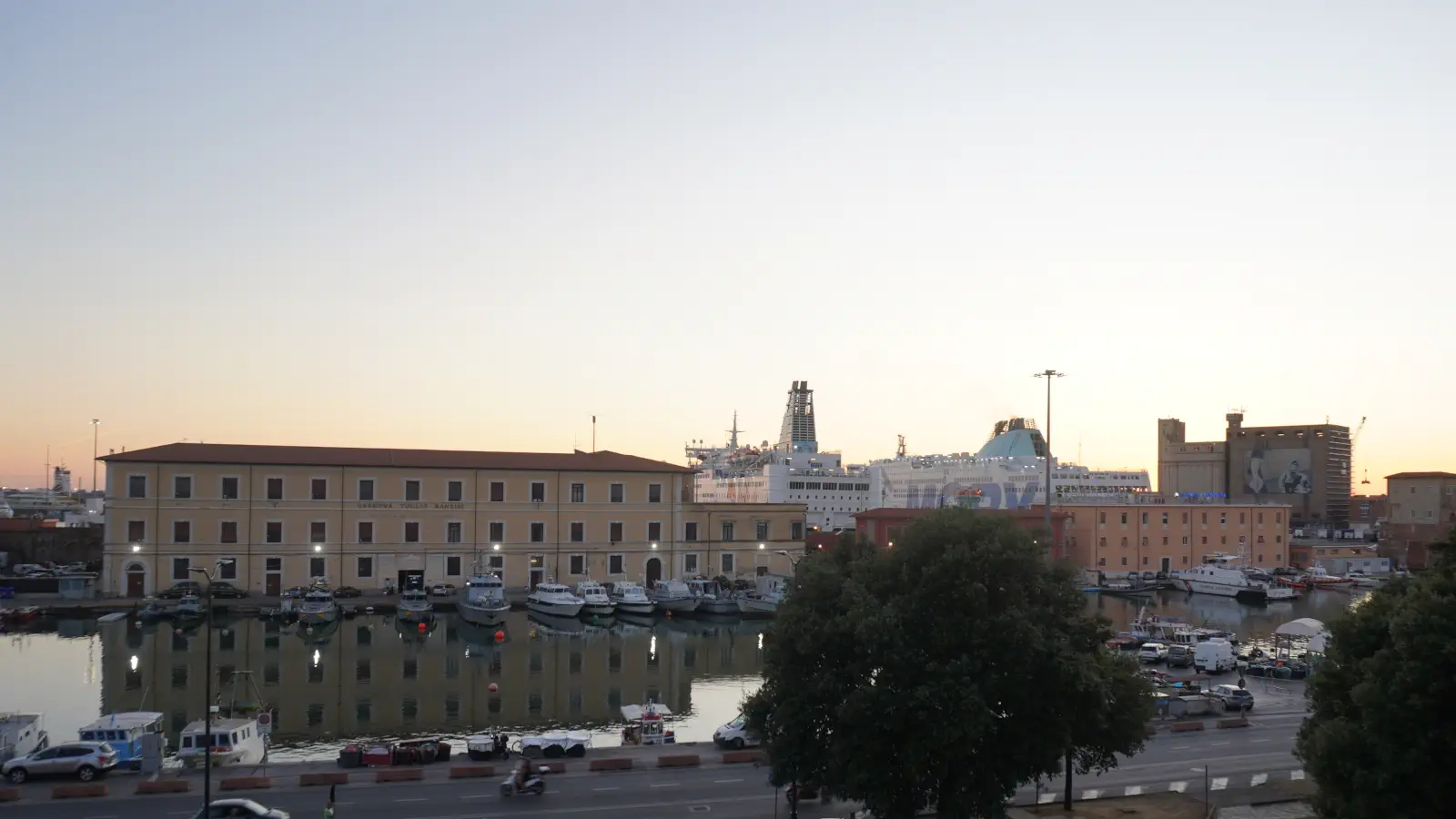 Udsigt til færgehavnen i Livorno fra den gamle bydel.