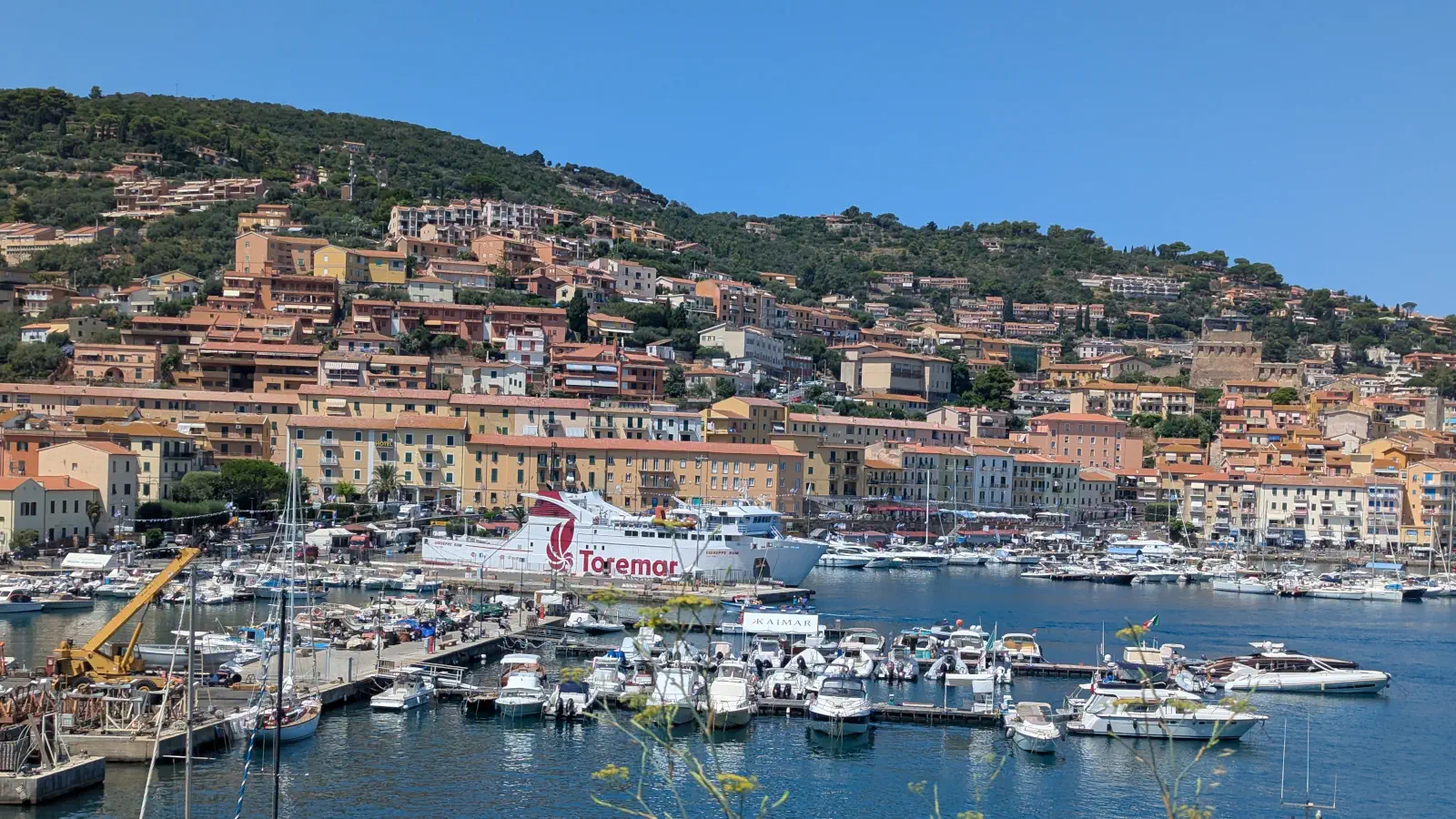 Udsigt til havnen i Porto Santo Stefano i Italien.
