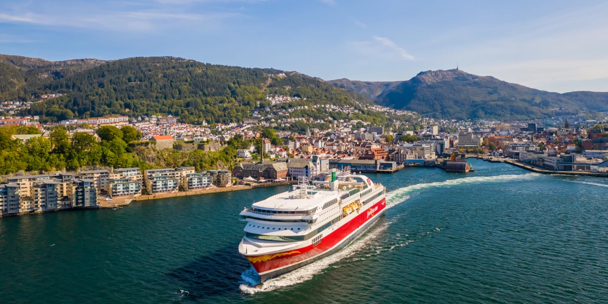 Fjord Line Færge MS Bergensfjord sejler fra Hirtshals via Kristiansand og Stavanger til Bergen.
