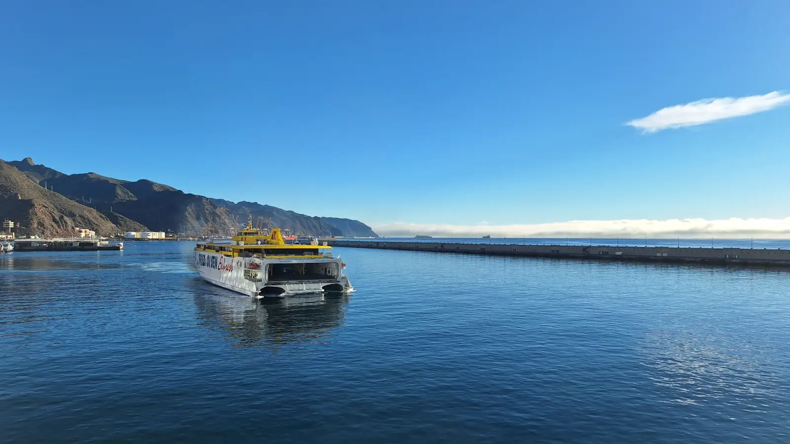 Fred. Olsen Express Færge Bajamar Express ankommer til havnen i Santa Cruz de Tenerife.