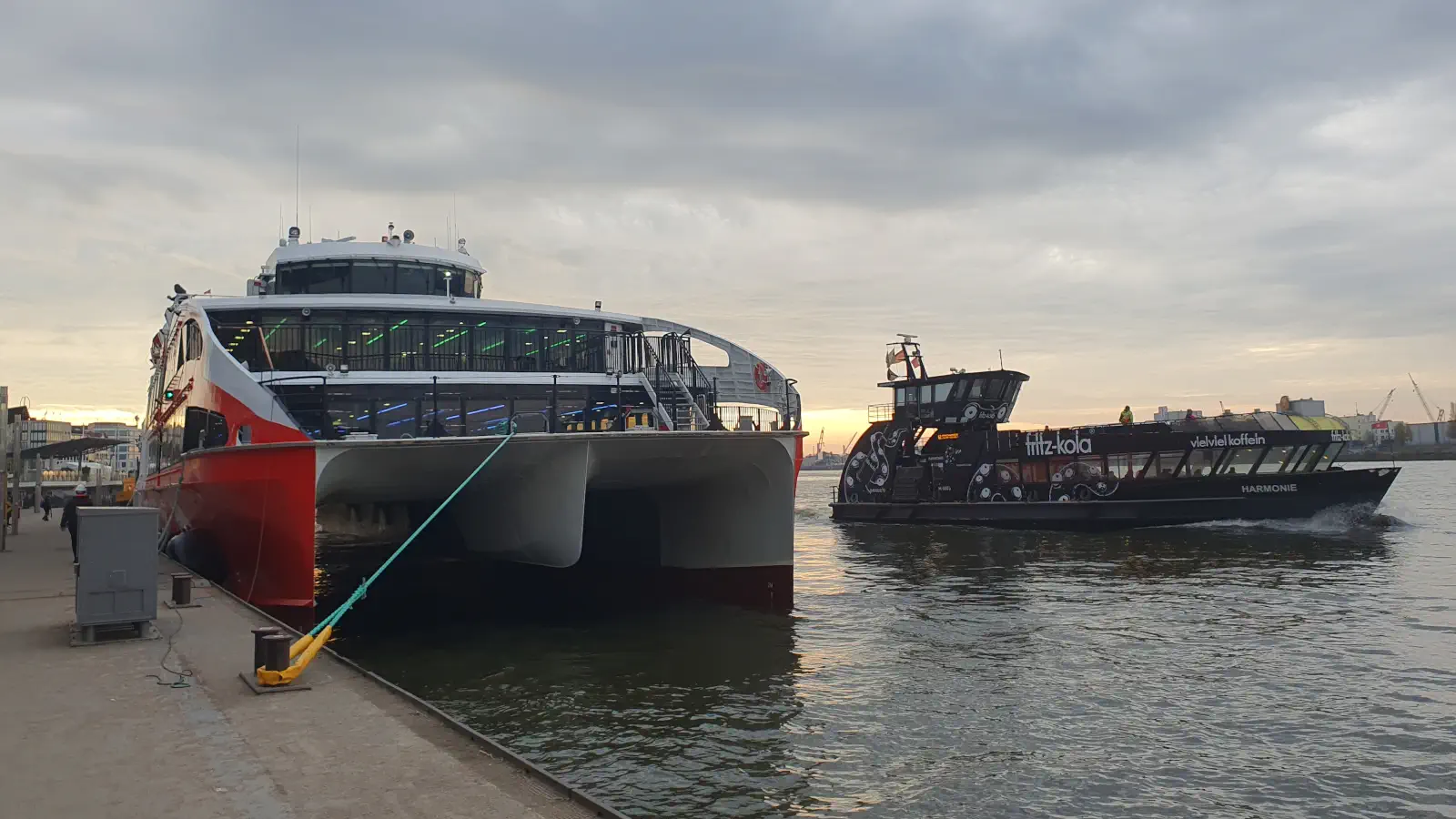 Halunder Jet før afgang til Helgoland i Hamborgs havn.