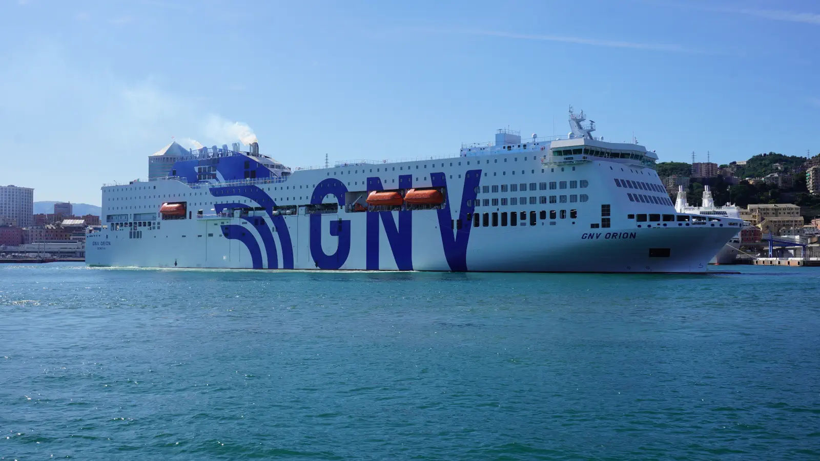 Den nye GNV Færge GNV Orion lægger til kaj i Genovas havn.