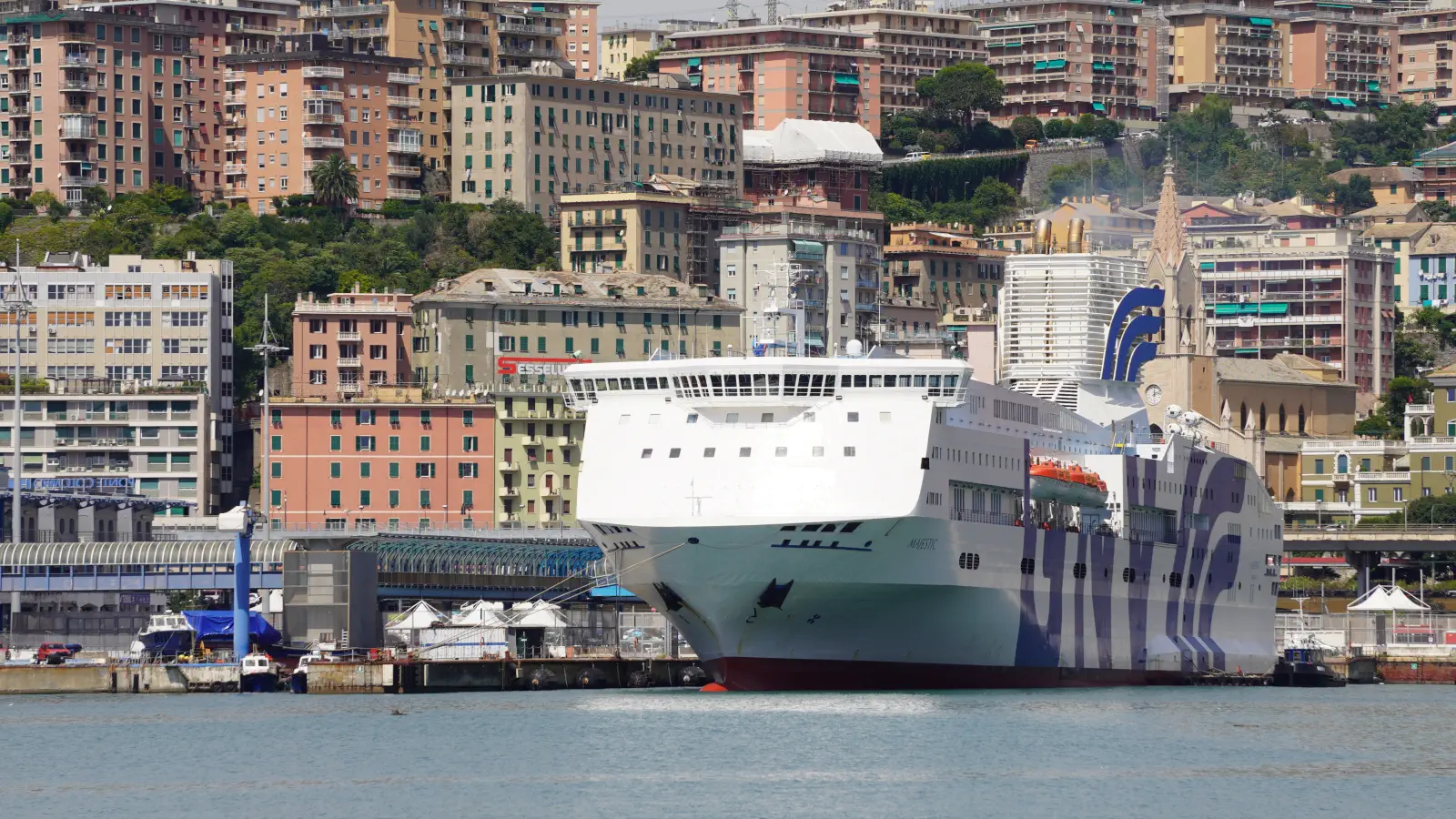 GNV's Færge Majestic, her i Genovas havn, sejler mellem Genova, Barcelona og Mallorca.
