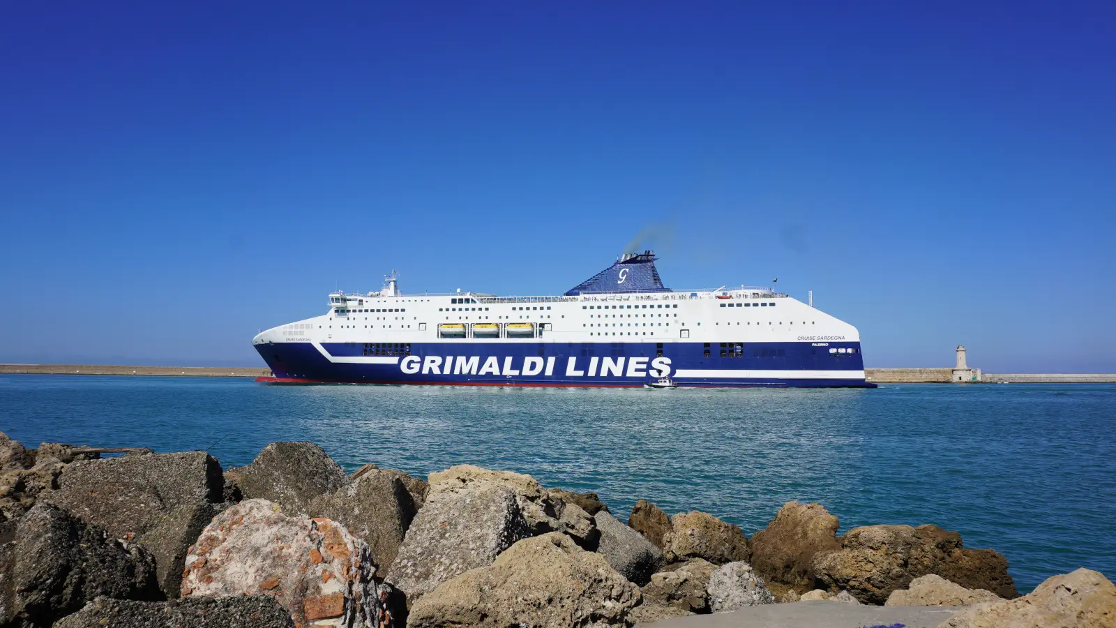 Grimaldi Lines' Færge Cruise Sardegna forlader havnen i Livorno.