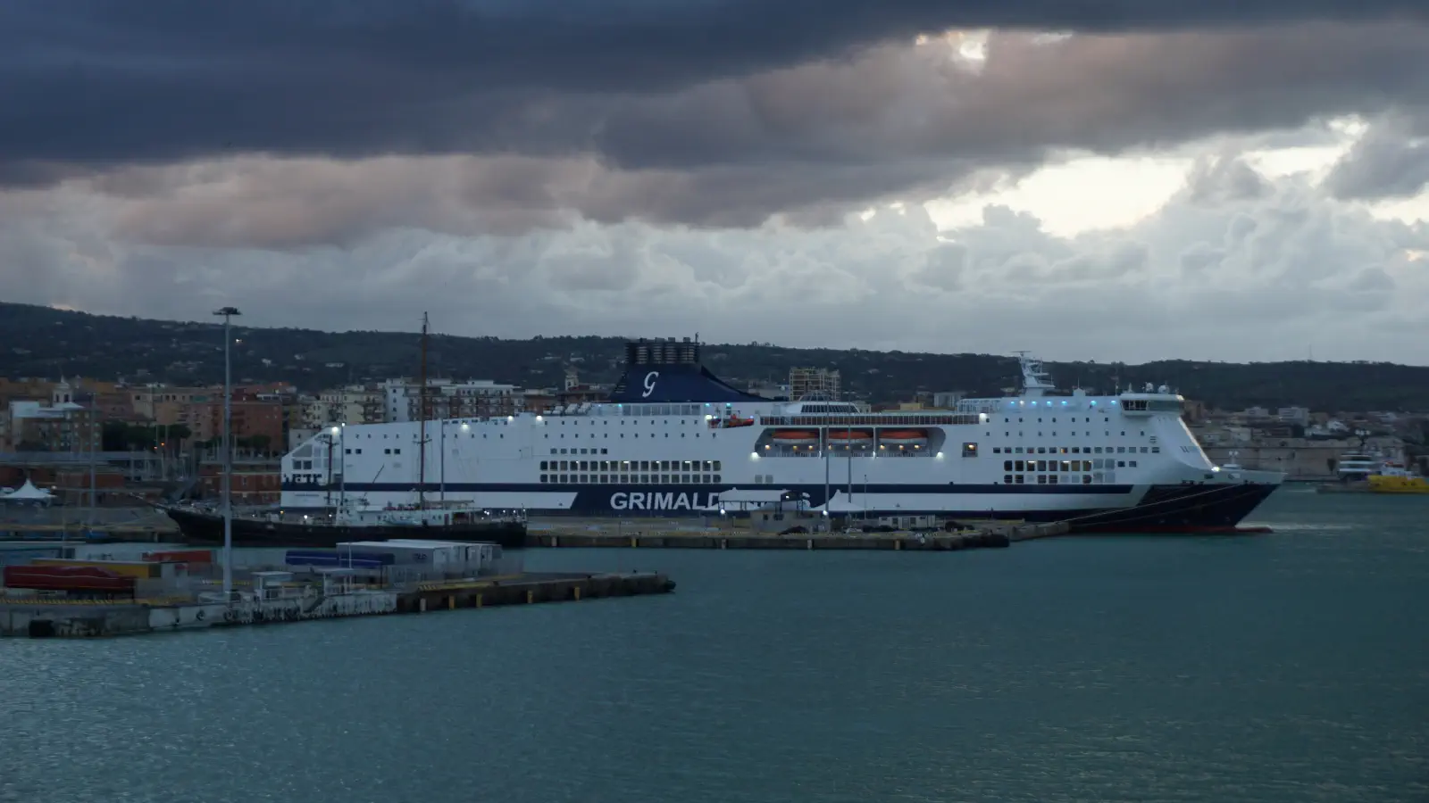 Færge Grimaldi Lines krydstogt Bonaria i havnen i Civitavecchia.