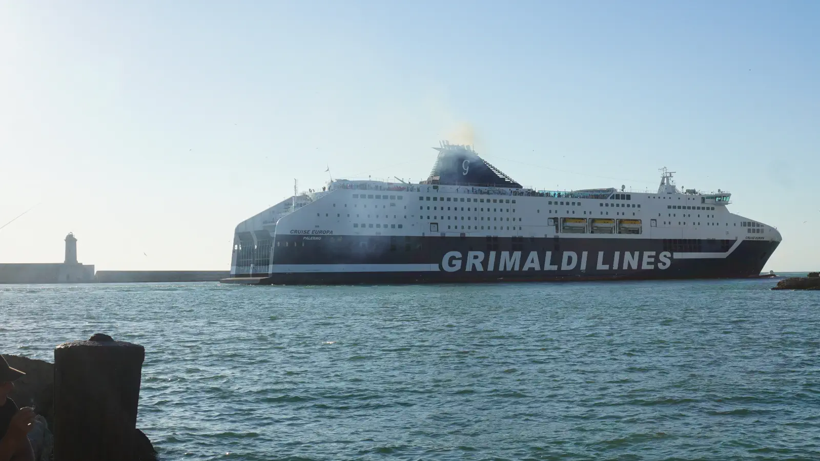 Grimaldi Lines' færge MV Cruise Europa sejler mellem Livorno og Olbia til øen Sardinien. Her er færgen lige på vej ind i havnen i Livorno. 
