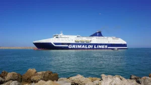 Grimaldi-linjer Grimaldi Lines' færge MV Cruise Sardegna sejler mellem Livorno og Olbia til øen Sardinien.