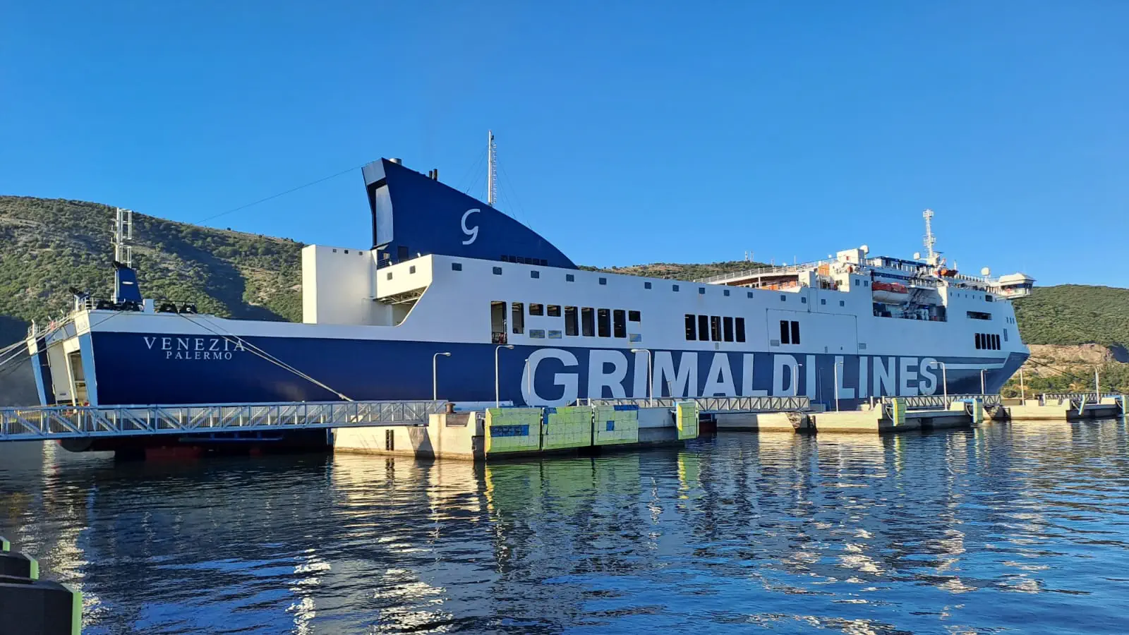Færge Grimaldi Lines' Venezia sejler mellem Italien og Grækenland til Brindisi - Korfu, Igoumenitsa, Patras.