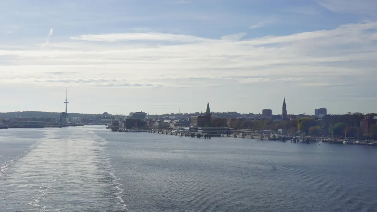 KielUdsigt fra Kiel Fjord til havnebyen .