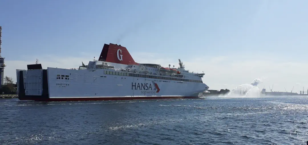 MS Drotten fra Hansa Destinations når havnen i Rostock