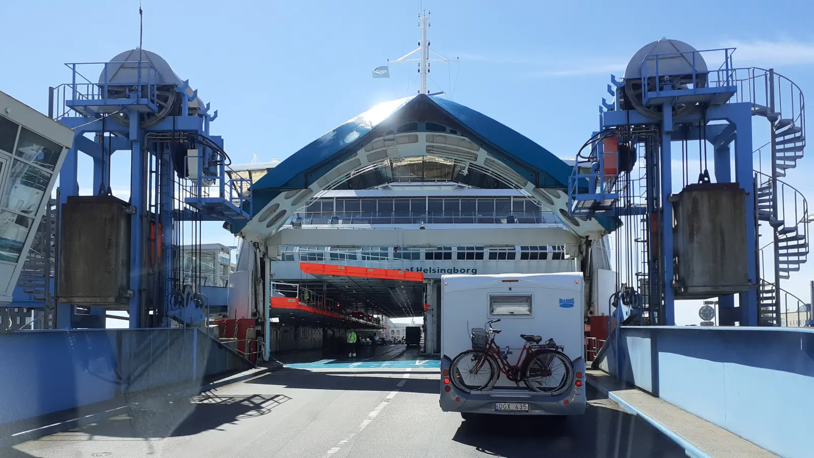 Die Einfahrt zum Fahrzeugdeck auf der Fähre von Helsingborg nach Helsingör.