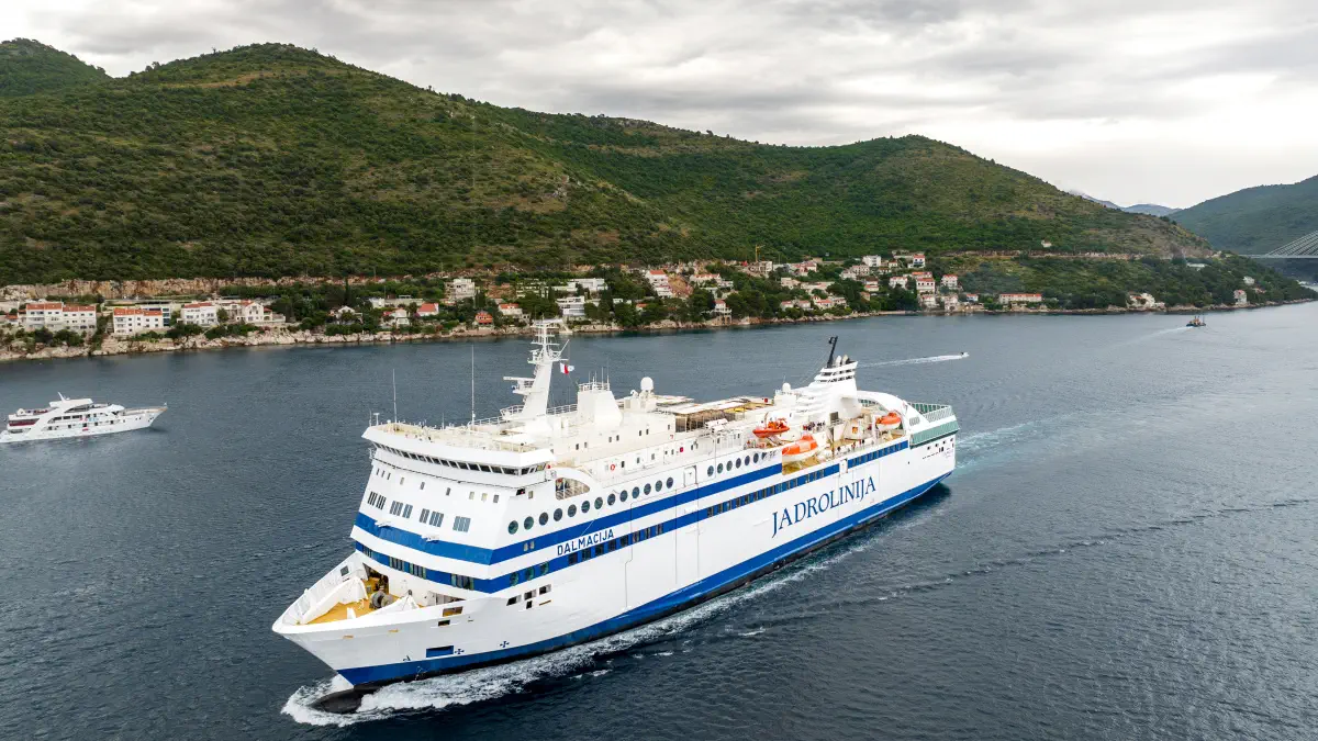 Færge Dalmacija fra det kroatiske rederi Jadrolinija.