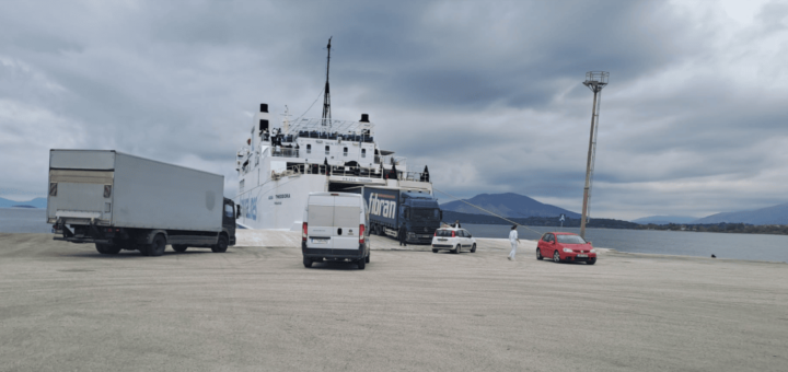 Færge Agia Theodora af Kerkyra Lines i havnen i Igoumenitsa før afgang til Korfu.