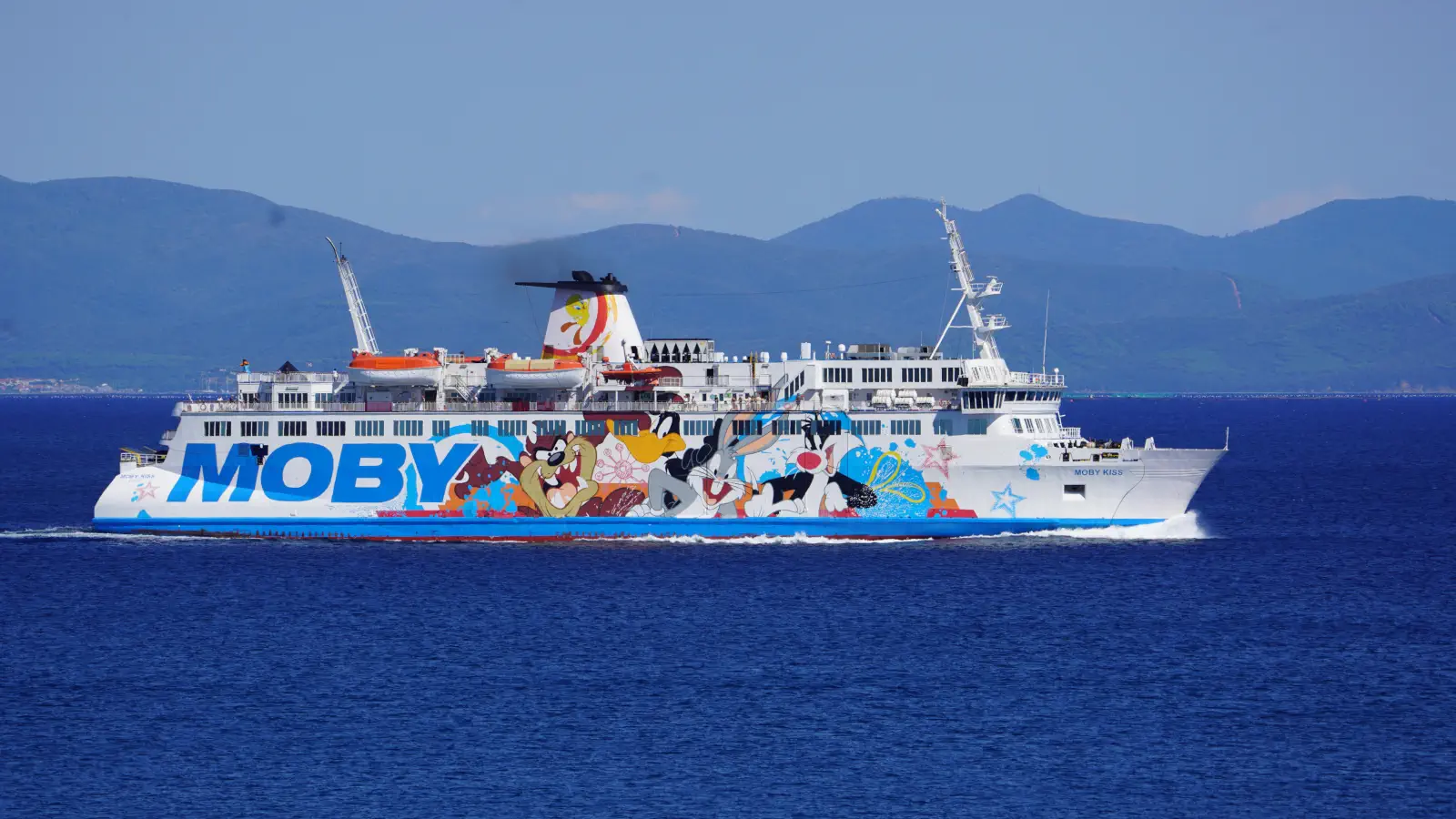 Moby Lines' Færge Moby Kiss til udsejling fra havnen i Piombino.