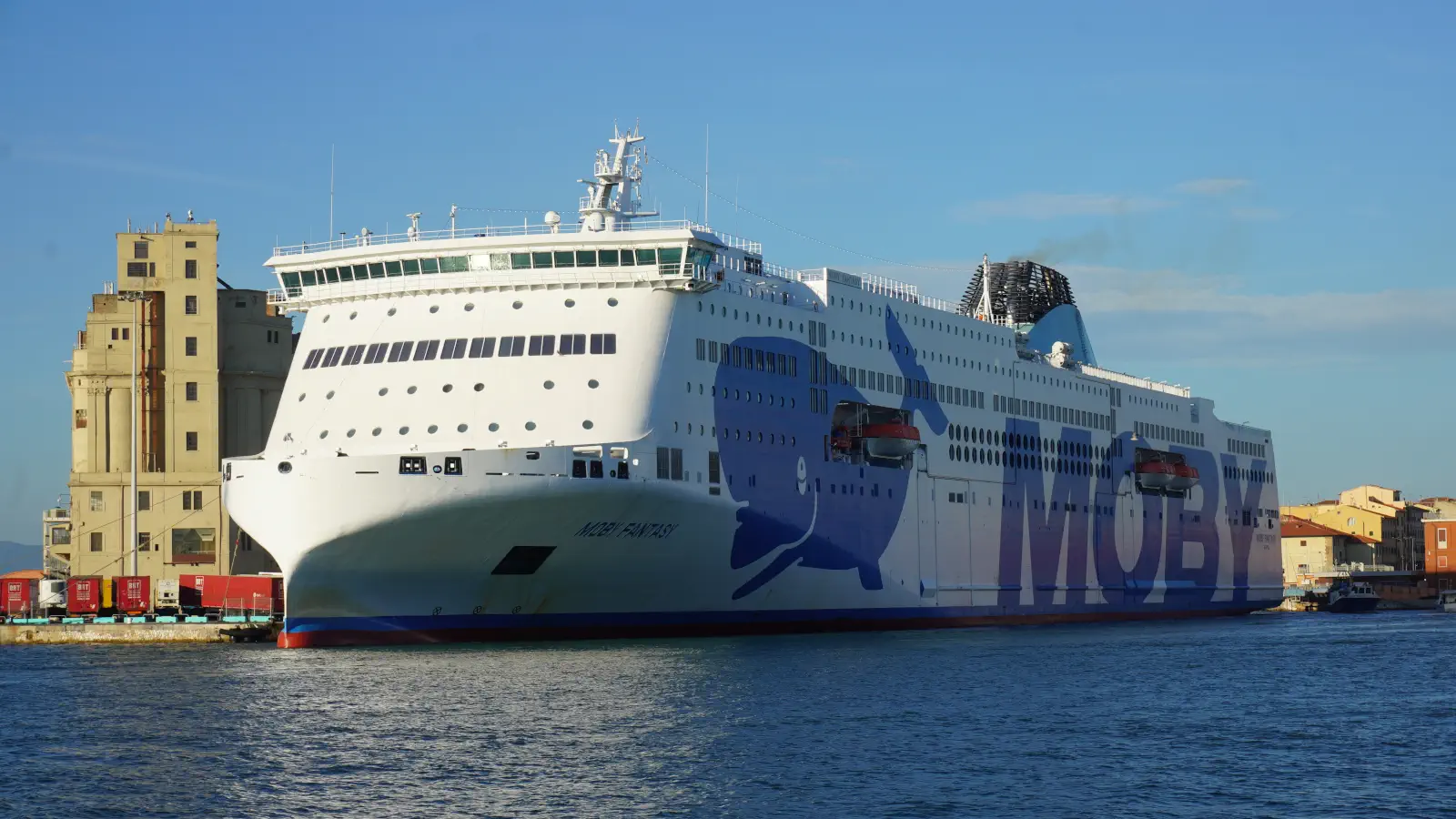 Moby Lines' færge Moby Fantasy sejler mellem Livorno og Olbia.