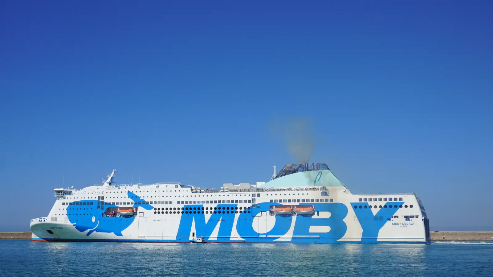 Moby Lines' Færge Moby Legacy forlader havnen i Livorno til Olbia på Sardinien.