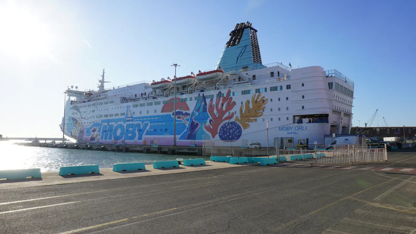 Moby Lines' Færge Moby Orli lastes i havnen i Livorno og sejler derefter til Bastia på Korsika.