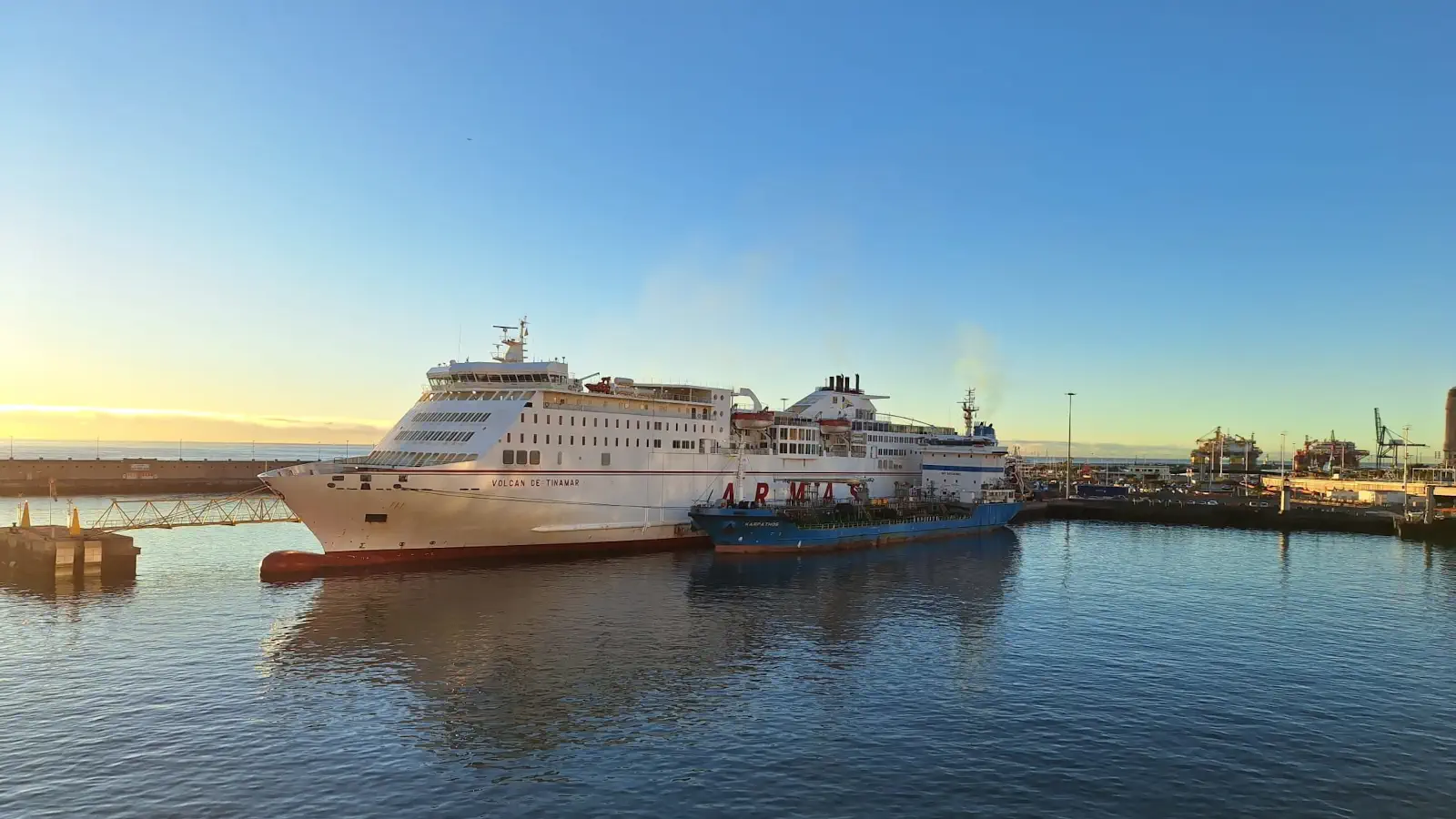 Færge Naviera Armas Volcan de Tinamar i havnen i Santa Cruz de Teneraffia til De Kanariske Øer.