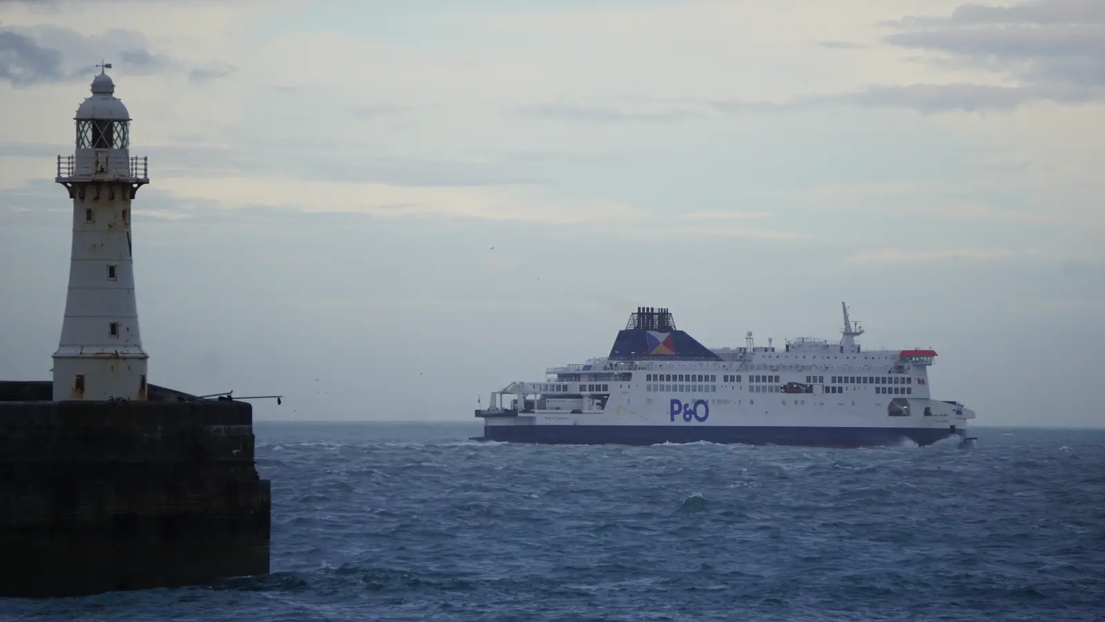 Færge P&O Pride of Canterbury forlader færgehavnen i Dover.
