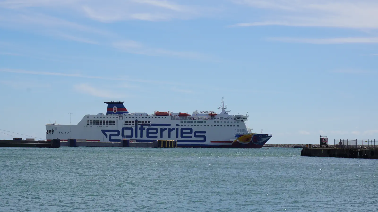 Færgen Mazovia fra Polferries i havnen i Ystad under afgang til Swinemünde.
