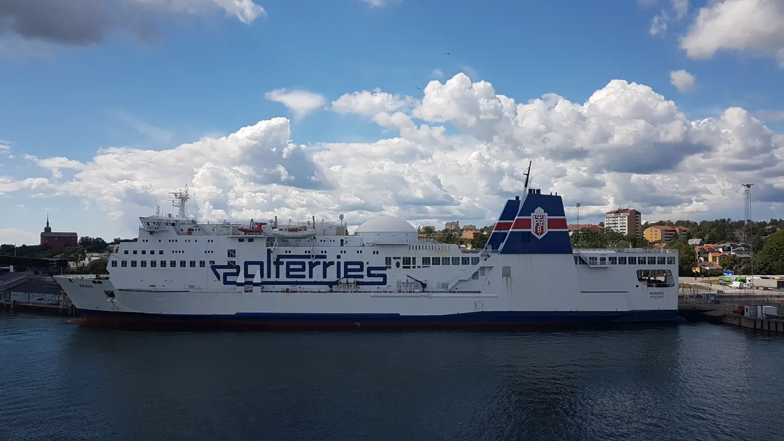Færge Polferries Wawel ligger ved færgeterminalen i Nynasham havn.