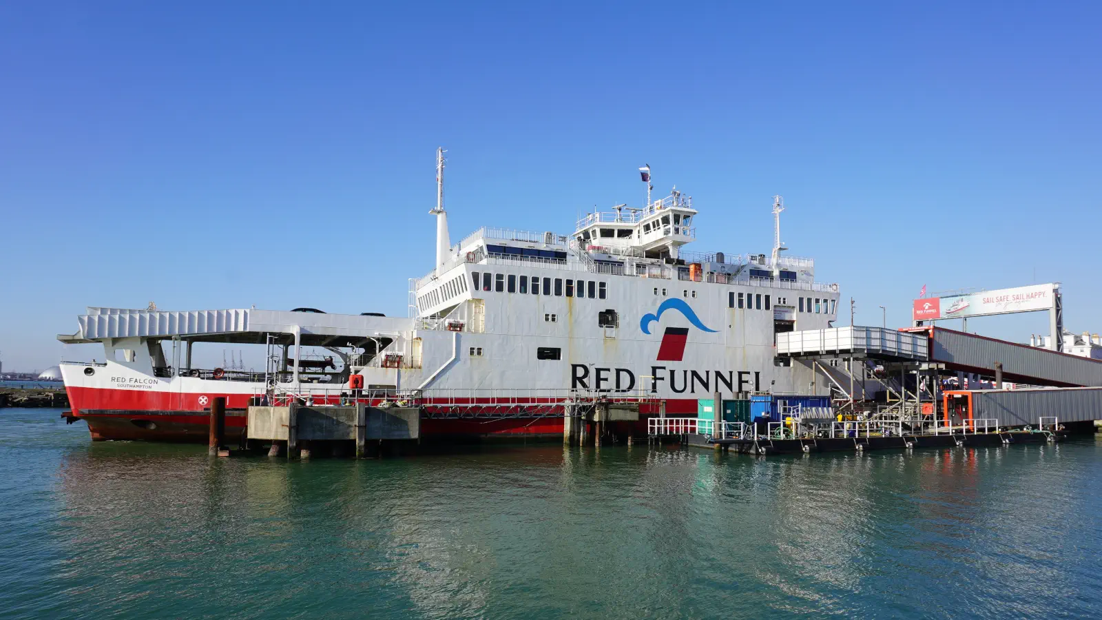 Red Funnel-bilfærgen ved færgeterminalen i Southampton.