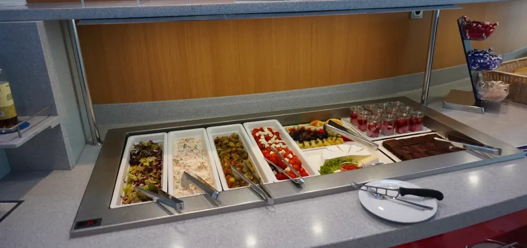 Scandlines buffet med salat, antipasti og desserter