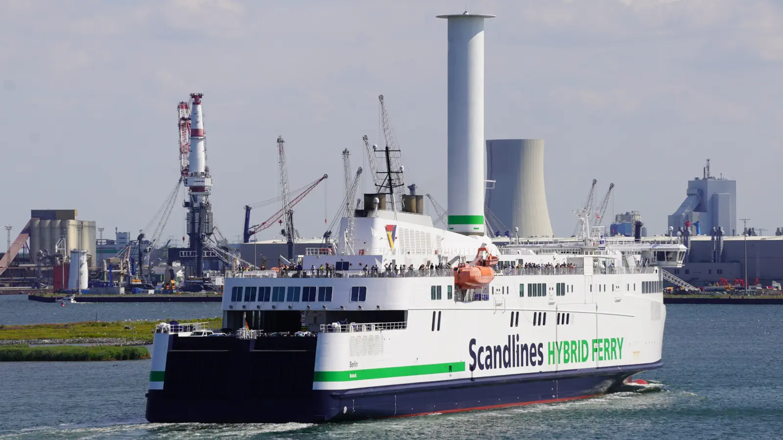 Scandlines Hybridfærgen Berlin ankommer til havnen i Rostock.
