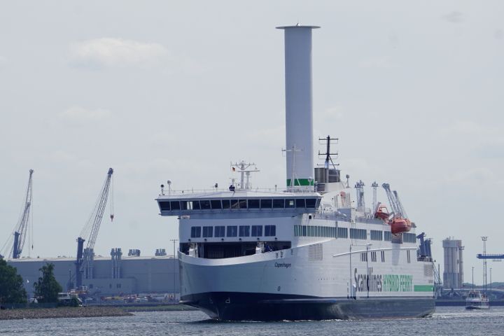 Scandlines Færge København med nyt rotorsejl forlader havnen i Rostock til Gedser