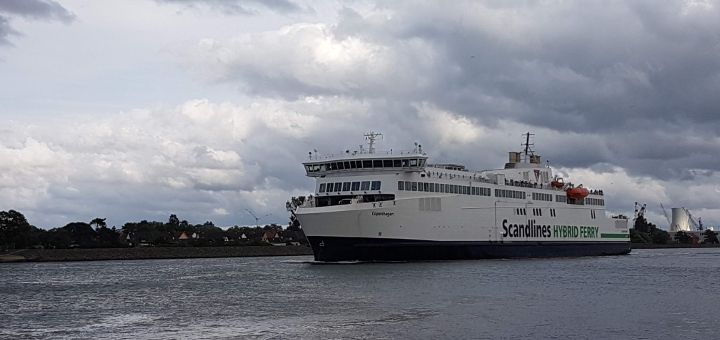 Scandlines Færge København forlader havnen i Rostock