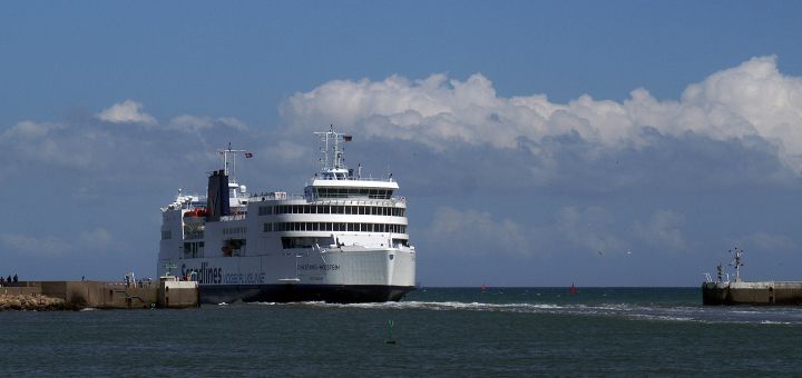 Scandlines S Færge lesvig-Holsten forlader havnen i Rödby