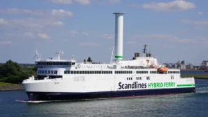 Scandlines Hybridfærgen Berlin sejler fra havnen i Rostock til Gedser i Danmark.