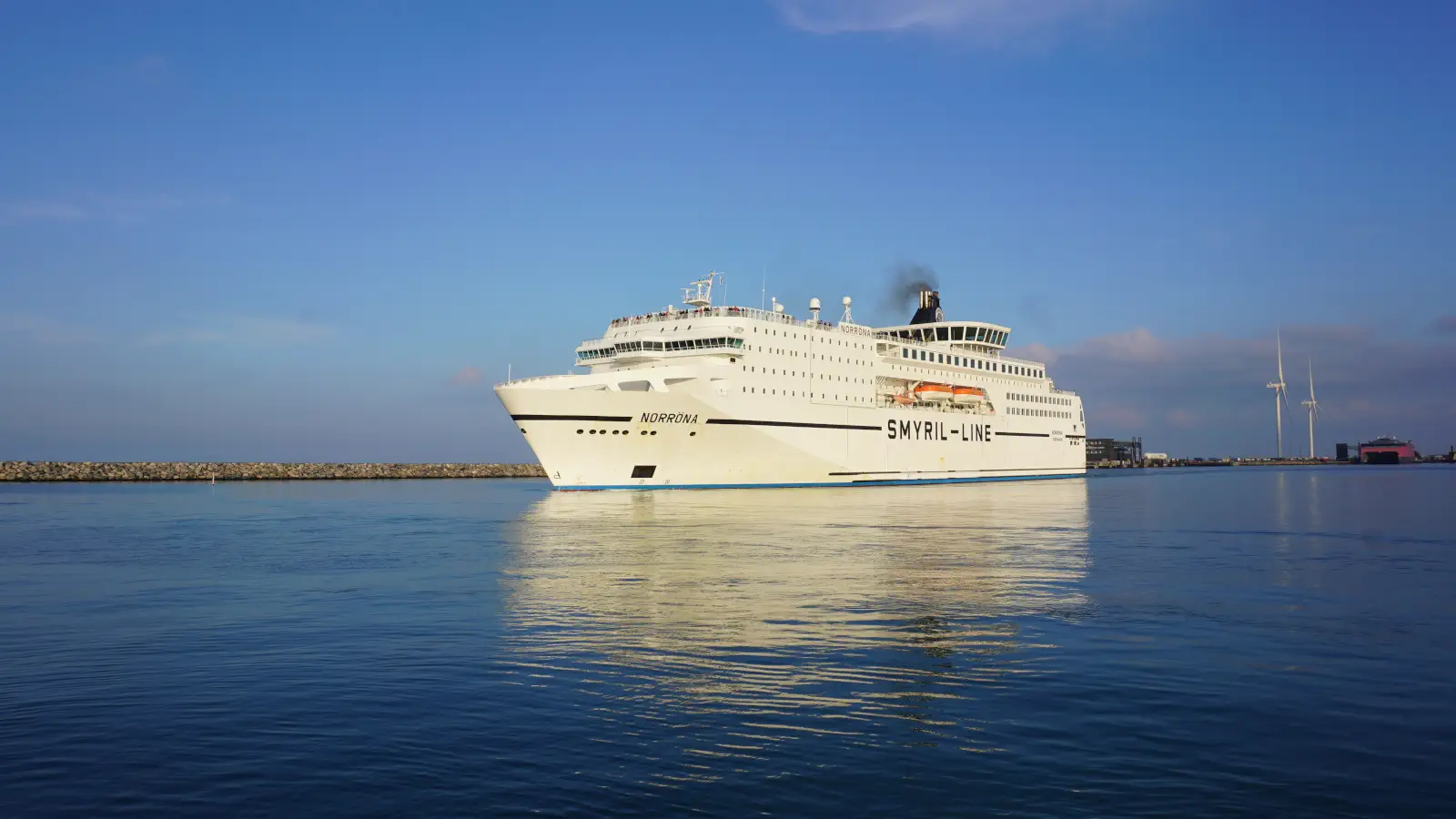Færge Smyril Lines Norröna forlader havnen i Hirtshals med kurs mod Færøerne og Island.