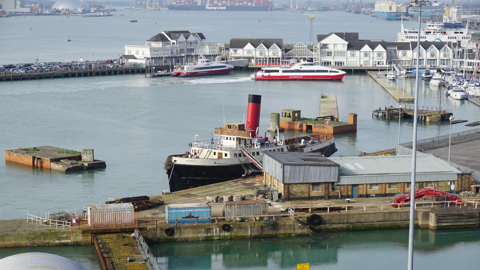 Udsigt til færgehavnen i Southampton med Red Jet-hurtigfærgerne. En Red Funnel-bilfærge i baggrunden.
