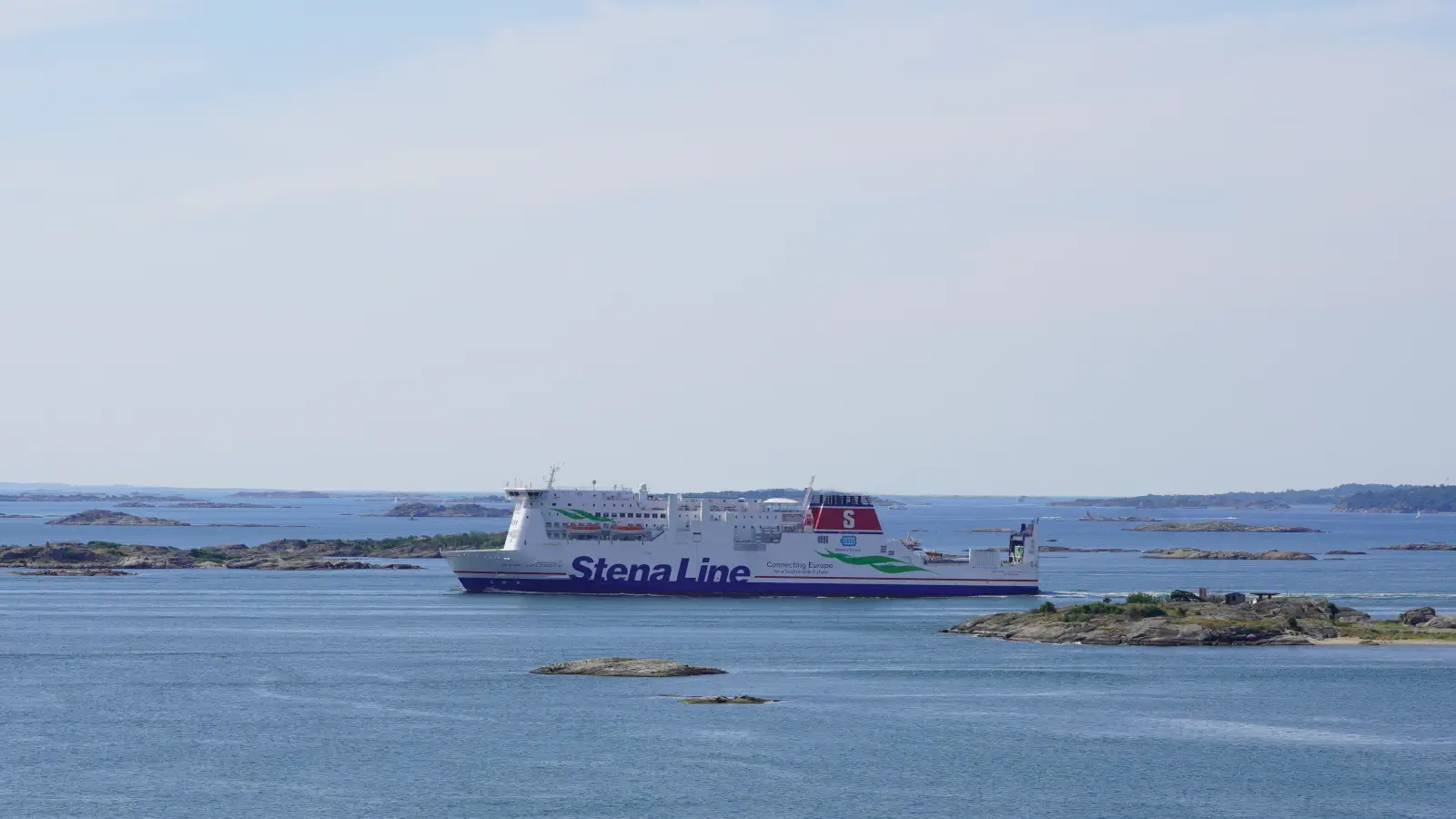 Stena Jutlandica når skærgården ud for Gøteborg, før det sejler ind i havnen.