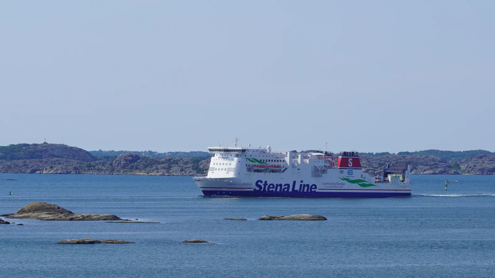 Stena Jutlandica når skærgården ud for Gøteborg, før det sejler ind i havnen.